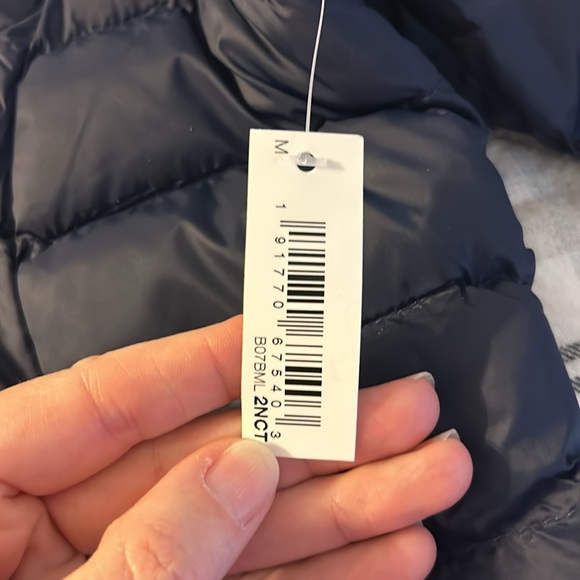 NWT Amazon essentials puffer jacket with hood. - Picture 5 of 8